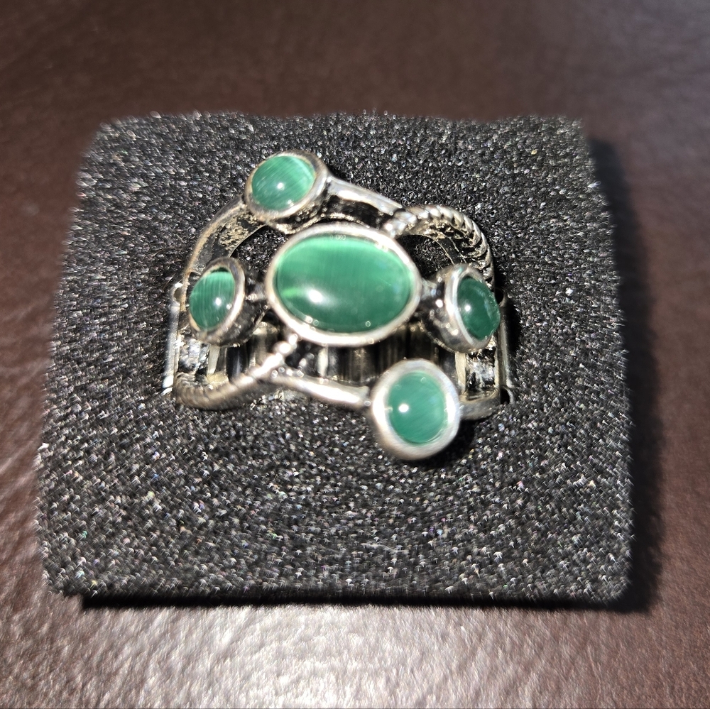 Elegant Silver and Green Cats Eye Ring NEW